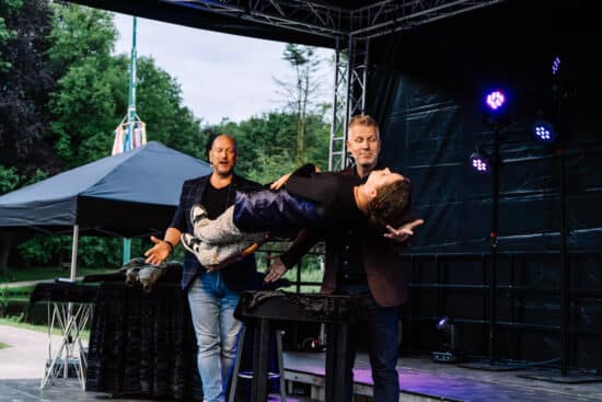 Magic Cabaret Theater Diner De Helden van Kien